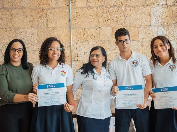 Entrega de certificados a estudiantes.