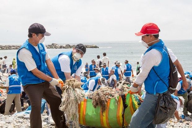 Voluntariado de Samsung en Dominicana se une para cambiarle la cara a Playa Mansera.