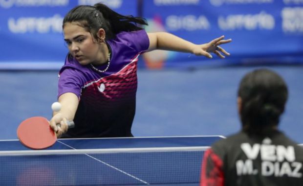 Adriana Díaz (i) de Puerto Rico devuelve ante Mariangel Díaz de Venezuela en un partido de tenis de mesa de equipos femenino.