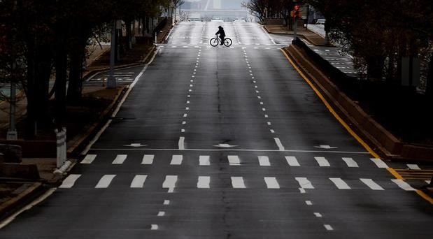 Un ciclista con una calle para ellos en Nueva York, Nueva York, EE. UU.