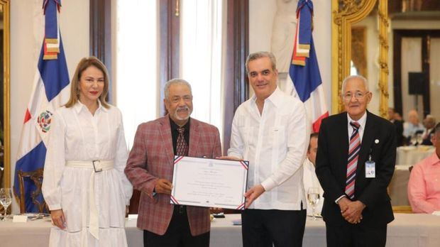 Entrega de reconocimiento por parte del presidente Luis Abinader.