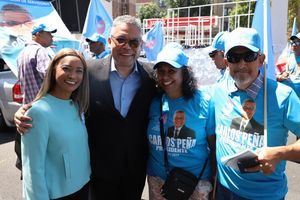 Carlos Peña es recibido con alegría en Gran Parada Dominicana en El Bronx