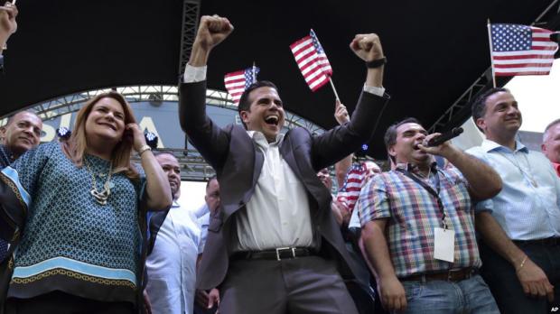 El gobernador de Puerto Rico, Ricardo Rosselló, celebra el resultado del referendo sobre el estatus de la isla. 