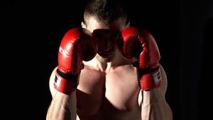 El boxeo es una forma de combate cuerpo a cuerpo sin armas en el que un deportista intenta conectar golpes en la cabeza o el cuerpo (por encima de la altura de la cintura) de su oponente.