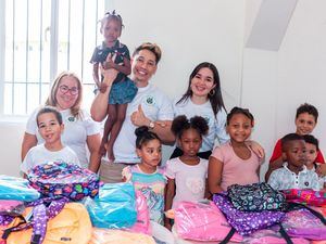 Fundación Dr. Milton Herrera sorprende a niños con entrega de útiles escolares