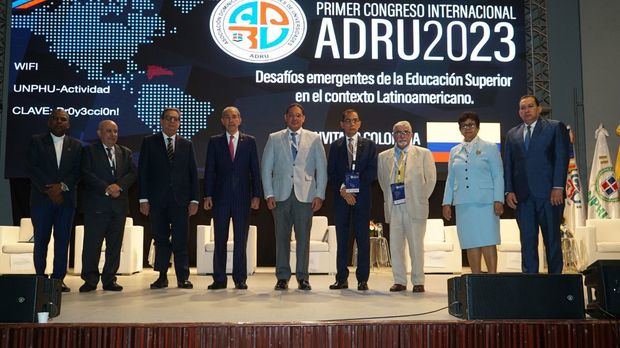 Pbro. Dr. Sergio de la Cruz de los Santos, Dr. Jaime Alberto Leal Afanador, Arq. Miguel Fiallo Calderón, Dr. Franklin García Fermín, Lcdo. José Alt. Hazim Torres, Dr. José Eusebio Consuegra Bolívar, Dr. Roberto Escalante, e Invitados.