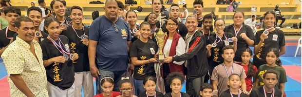 Equipo de Santiago campeón de karate premiado por Severiano Rosa y Ana Elsa Santos.