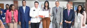 MESCYT entrega 160 becas nacionales.