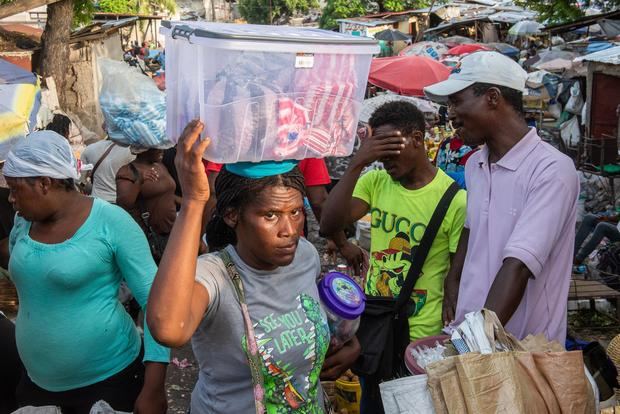 Una mujer fue registrada este jueves al vender comida en un mercado callejero, en Puerto Príncipe, Haití.