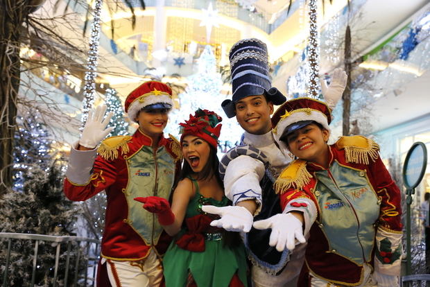 Algunos de los personajes del Parque Central de Agora Mall.