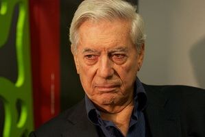 Premio Nobel de Literatura Vargas Llosa es hospitalizado tras sufrir ca&#237;da