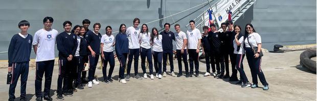 Estudiantes de Saint George School visitan el buque británico HMS Dauntless.