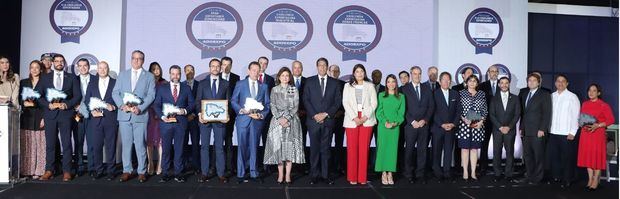 La vicepresidenta Raquel Peña, el ministro Ito Bisonó, directivos de Adoexpo y los premiados.