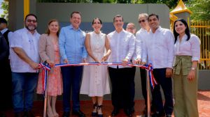 Desde la izquierda, los señores Ramón Rogelio Genao, Luisa Jiménez, Víctor - Ito - Bisonó, Raquel Arbaje, Christopher Paniagua, José Hernández Caamaño, José Mármol, Kelvin Cruz y Mariel Bera. 