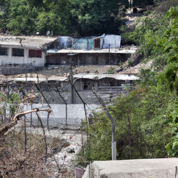 Crea una representación visual de la frontera entre dos países, donde los problemas diplomáticos han llevado a tensiones comerciales. En un lado, hay un puesto fronterizo abandonado y deteriorado, rodeado de alambre de púas oxidado. Del otro lado, se pueden ver camiones detenidos y largas filas de personas esperando para cruzar. Los carteles publicitarios están cubiertos con pintura y mensajes políticos, reflejando la tensión política entre ambos países.