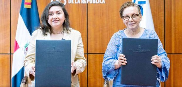 La procuradora Miriam Germán y la encargada de Negocios de la Embajada de Estados Unidos, Patricia Aguilera.