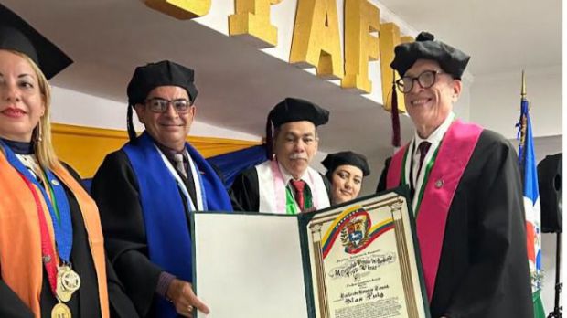 Max Puig recibe Doctorado Honoris Causa de Universidad del Ambiente de Venezuela.