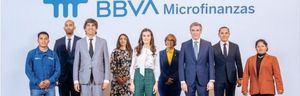 La Reina Letizia junto a directivos de la Fundación BBVA.