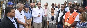 El administrador general de Banreservas, Samuel Pereyra; y la presidente del Voluntariado Banreservas, junto a dirigentes comunitarios durante el inicio del operativo en el Instituto Superior Comunitario de San Luis.