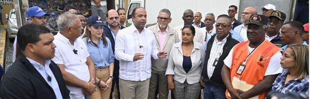 El administrador general de Banreservas, Samuel Pereyra; y la presidente del Voluntariado Banreservas, junto a dirigentes comunitarios durante el inicio del operativo en el Instituto Superior Comunitario de San Luis.