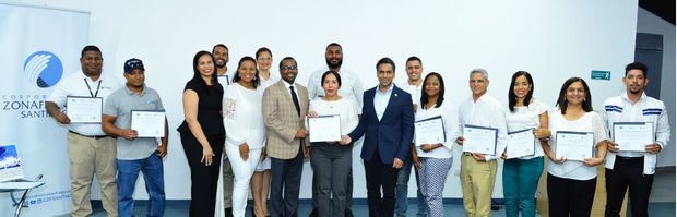 Primera promoción de los monitores de paz del Parque Industrial Víctor Espaillat Mera.