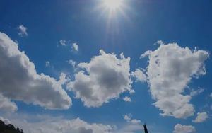 Cielo de nubes aisladas a dispersas y algunas lluvias hacia en interior del país