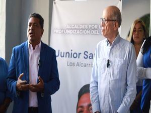 Max Puig presenta a Junior Santos como parte de "Alcaldes por la Profundización del Cambio"