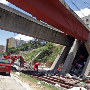 Desprendimiento en la 27 de febrero producto de un accidente no afecta al tránsito