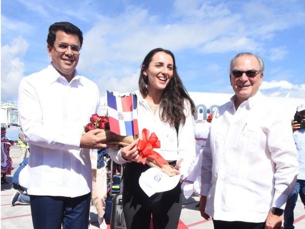 Ministro David Collado junto a la turista 10 millones.