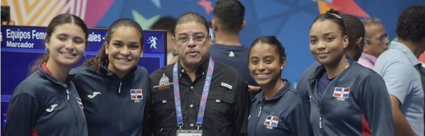 Ministro de Deportes, Francisco Camacho junto a atletas.