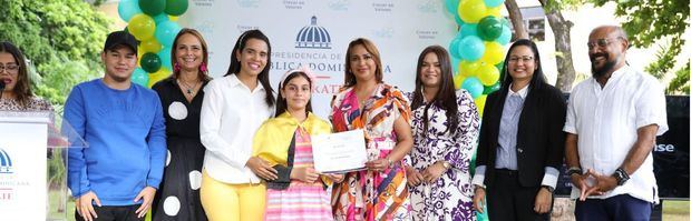 La niña Brithanny Kristzel Loor García recibe su diploma del taller de pintura.