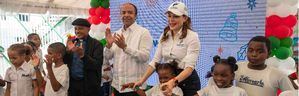 Noelia García de Pereyra, presidenta del Voluntariado
Banreservas, y Samuel Pereyra, administrador general del Banco de
Reservas, y el padre Manuel Ruiz, coordinador de Vida para el
Ozama, durante la fiesta para niños del sector El Dique, en Santo
Domingo Este.