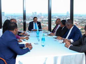 En una sala de conferencias con una vista panorámica de la ciudad, los presidentes de la Junta Central Electoral y el Tribunal Superior Electoral se reúnen para discutir el futuro político de República Dominicana en el año