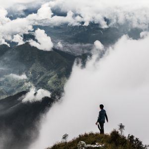 En un mundo de colores vibrantes y paisajes exuberantes, una persona se encuentra parada en la cima de una montaña. Su mirada llena de determinación se pierde en el horizonte infinito, mientras el viento acaricia su rostro. Con cada paso que da, su confianza crece, sabiendo que puede conquistar cualquier desafío que se le presente. La montaña es solo el comienzo de su viaje hacia la grandeza.