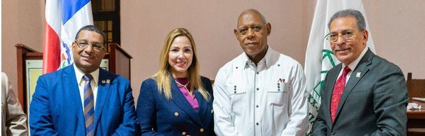 Modesto Cruz, Kathleen Martínez, Eleuterio Martinez y Osisiris de Leon.