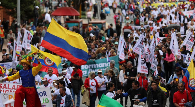 Los partidarios del presidente de Colombia, Gustavo Petro, asisten a una marcha en apoyo a las reformas en los sectores de la salud, la jubilación y el empleo.