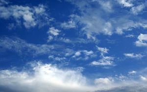 Cielo mayormente despejado y escasas lluvias