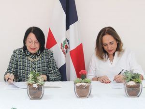 Durante la firma del convenio, Rosa Rita Álvarez y Sandra  Aponte.