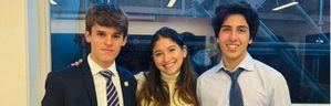 Alejandro Thomas Lomba y José Lebrón Vicini, ganadores del primer lugar del Torneo Nacional de Debate de Harvard 2024, acompañados de la joven Gabriela Veras.