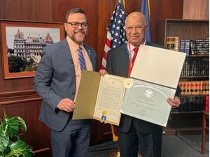 Dr. Rafael A. Lantigua recibe reconocimiento en el senado de NY