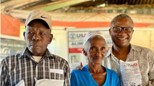 El presidente de Bra, doctor Ulrick Gaillard, junto a residentes de la comunidad Santa Rosa, de Monte Plata.