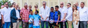 Presidente Abinader inaugura remodelación del campus de fútbol.