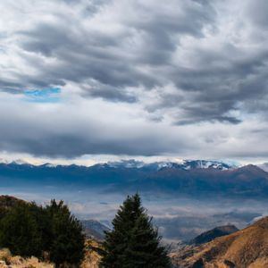 El texto describe un hermoso paisaje montañoso con picos nevados y un cielo despejado. Se detalla la tranquilidad y serenidad que se siente al estar rodeado de la naturaleza, así como los sonidos relajantes del viento soplando entre los árboles y el canto de los pájaros. Además, se menciona la presencia de un pequeño arroyo que fluye suavemente por el valle, creando una atmósfera de paz y armonía.