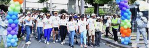 Odile Villavizar, pte de la fundación Manos Unidas por Autismo inicia caminata junto a directiva de la fundación , colaboradores, personalidades y patrocinadores.