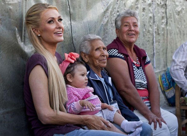 Paris Hilton compartiendo con familias mexicanas