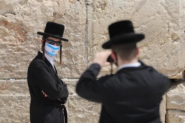 Un judío ortodoxo con mascarilla posa para una fotografía junto al Muro de las Lamentaciones de Jerusalén, Israel.