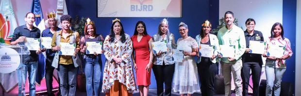 Las señoras Siria Frías y Alicia Baroni junto a los colaboradores reconocidos.