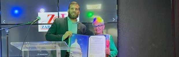 Máximo Díaz, representante del congresista por el Distrito 13, Adriano
Espaillat, hace entrega del reconocimiento a Xiomarita Pérez.