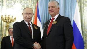 El presidente de Rusia, Vladimir Putin (i), posa junto al presidente de Cuba, Miguel Diaz-Canel, durante un encuentro el 9 de mayo de 2024 en Moscú (Rusia). 