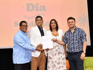 Ramón Chávez, Andrés Manuel Álvarez, Yenny Polanco Lovera y Miguel Ledhesma en la firma de la declaración del ‘Día mundial de la solidaridad digital’.